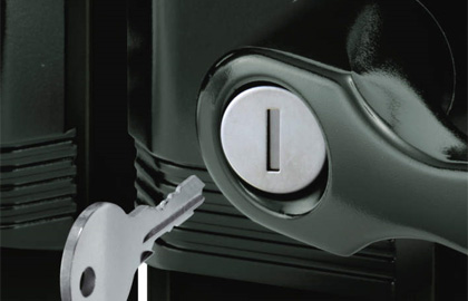 外：シリンダー錠 外側はシリンダー錠で施解錠が可能です。　三協アルミ　門まわり　モダン　おしゃれ　エクステリア　愛知・名古屋の外構専門店パートナーホームのエクステリア　製品一覧　鋳物門扉　ファンセル|パートナーホーム