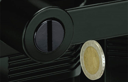 内：コインサムターン 内側のコインサムターンはコインやキーの先端などで施解錠が可能です。　三協アルミ　門まわり　モダン　おしゃれ　エクステリア　愛知・名古屋の外構専門店パートナーホームのエクステリア　製品一覧　鋳物門扉　ファンセル|パートナーホーム