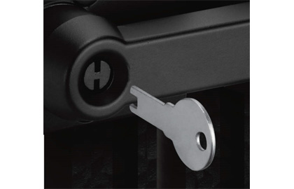 内：簡易錠B 施解錠には内外ともに簡易シリンダーで、専用キーを使用します。　三協アルミ　門まわり　モダン　おしゃれ　エクステリア　愛知・名古屋の外構専門店パートナーホームのエクステリア　製品一覧　鋳物門扉　プロヴァンス 打掛け錠|パートナーホーム