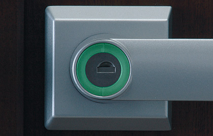 蓄光樹脂 外側の鍵穴のまわりには、夜間でも確認しやすい蓄光樹脂を採用しています。　三協アルミ　門まわり　モダン　おしゃれ　エクステリア　愛知・名古屋の外構専門店パートナーホームのエクステリア　製品一覧　鋳物門扉　ハーベリー|パートナーホーム