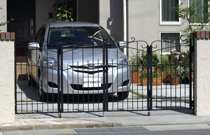 三協アルミ　門まわり　モダン　おしゃれ　エクステリア　愛知・名古屋の外構専門店パートナーホームのエクステリア　製品一覧　鋳物門扉　プロヴァンス 　折り扉納まり|パートナーホーム
