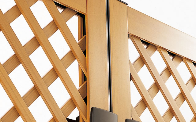 メリットの多い【木粉入り樹脂】を使用 1.天然木のような温もりのある色調と手触り感を実現。 表面は、自然な木目模様の木粉入り樹脂で、天然木のような優しい仕上がりです。 2.塗り替えの必要がなく、メンテナンスも簡単。 天然木に比べ、耐候性に優れ、定期的な塗り替えの必要がありません。 3.熱くなったり、冷たくなったりしにくい素材。 温度変化の影響を受けにくい素材です。 4.主要部にはアルミ形材を入れて強度を確保。 強度が必要な部分には、芯材にアルミ形材を使用しています。 三協アルミ　門まわり　モダン　おしゃれ　エクステリア　愛知・名古屋の外構専門店パートナーホームのエクステリア　製品一覧　鋳物門扉　木粉入り樹脂門扉　プラウディ|パートナーホーム