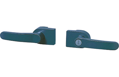 打掛け錠 外側からはレバーを押し下げて、内側からはかんぬきを上方向に回転させて扉を開きます。　三協アルミ　門まわり　モダン　おしゃれ　エクステリア　愛知・名古屋の外構専門店パートナーホームのエクステリア　製品一覧　鋳物門扉　ダイリン・ダイナミ|パートナーホーム