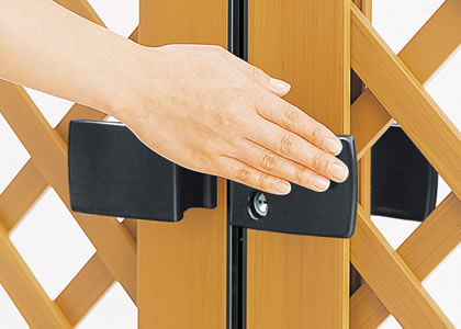 タッチ錠 外側からはレバーを押すだけ、内側からはレバーを引くだけで開く、操作しやすいタイプです。 三協アルミ　門まわり　モダン　おしゃれ　エクステリア　愛知・名古屋の外構専門店パートナーホームのエクステリア　製品一覧　鋳物門扉　木粉入り樹脂門扉　プラウディ|パートナーホーム