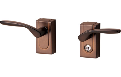 レバーハンドル錠 レバーを押し下げて扉を開きます。 開閉時のラッチ音を抑えた静音仕様です。　三協アルミ　門まわり　モダン　おしゃれ　エクステリア　愛知・名古屋の外構専門店パートナーホームのエクステリア　製品一覧　鋳物門扉　エルジェント|パートナーホーム