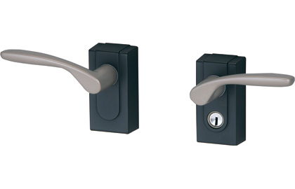 レバーハンドル錠 レバーを押し下げて扉を開きます。 開閉時のラッチ音を抑えた静音仕様です。　三協アルミ　門まわり　モダン　おしゃれ　エクステリア　愛知・名古屋の外構専門店パートナーホームのエクステリア　製品一覧　鋳物門扉　フェアル|パートナーホーム