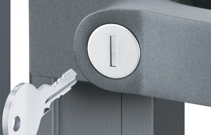 外：シリンダー錠 外側はシリンダー錠で施解錠が可能です。　三協アルミ　門まわり　モダン　おしゃれ　エクステリア　愛知・名古屋の外構専門店パートナーホームのエクステリア　製品一覧　鋳物門扉　ダイリン・ダイナミ|パートナーホーム