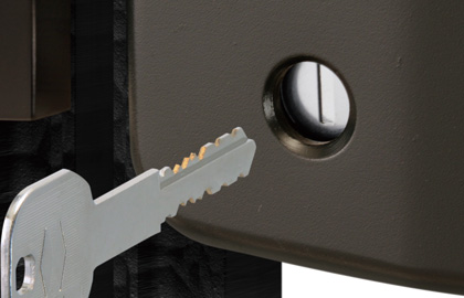 外：シリンダー錠 外側はシリンダー錠で施解錠が可能です。　錠前（タッチ錠）　三協アルミ　門まわり　モダン　おしゃれ　エクステリア　愛知・名古屋の外構専門店パートナーホームのエクステリア　製品一覧　鋳物門扉　美流（びりゅう）|パートナーホーム