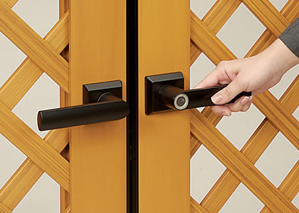 打掛け錠 外側からはレバーを押し下げて、内側からはかんぬきを上方向に回転させて扉を開きます。 三協アルミ　門まわり　モダン　おしゃれ　エクステリア　愛知・名古屋の外構専門店パートナーホームのエクステリア　製品一覧　鋳物門扉　木粉入り樹脂門扉　プラウディ|パートナーホーム