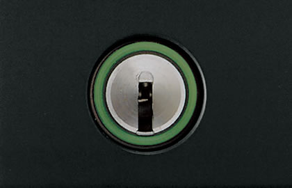 蓄光樹脂 外側の鍵穴のまわりには、夜間でも確認しやすい蓄光樹脂を採用し、鍵が入りやすいスリ鉢形状です。 三協アルミ　門まわり　モダン　おしゃれ　エクステリア　愛知・名古屋の外構専門店パートナーホームのエクステリア　製品一覧　鋳物門扉　ロヴァンティ　アリッサム|パートナーホーム