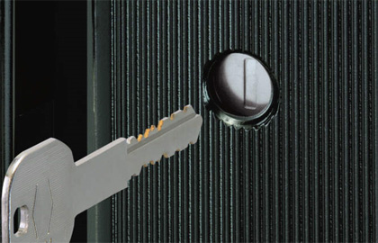 外：シリンダー錠 外側はシリンダー錠で施解錠が可能です。　三協アルミ　門まわり　モダン　おしゃれ　エクステリア　愛知・名古屋の外構専門店パートナーホームのエクステリア　製品一覧　鋳物門扉　ラビロス　|パートナーホーム