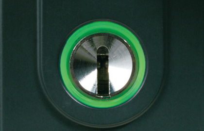 蓄光樹脂 外側の鍵穴のまわりには、夜間でも確認しやすい蓄光樹脂を採用し、鍵が入りやすいスリ鉢形状です。 三協アルミ　門まわり　モダン　おしゃれ　エクステリア　愛知・名古屋の外構専門店パートナーホームのエクステリア　製品一覧　鋳物門扉　ラビロス　ジョイラル|パートナーホーム