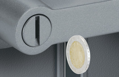 内：コインサムターン 内側のコインサムターンはコインやキーの先端などで施解錠が可能です。　三協アルミ　門まわり　モダン　おしゃれ　エクステリア　愛知・名古屋の外構専門店パートナーホームのエクステリア　製品一覧　鋳物門扉　ダイリン・ダイナミ|パートナーホーム