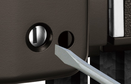 内：簡易錠C 内側の簡易錠はキーの先端やマイナスドライバーなどの道具で施解錠が可能です。　錠前（タッチ錠）　三協アルミ　門まわり　モダン　おしゃれ　エクステリア　愛知・名古屋の外構専門店パートナーホームのエクステリア　製品一覧　鋳物門扉　美流（びりゅう）|パートナーホーム