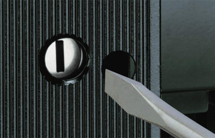 内：簡易錠C 内側の簡易錠はキーの先端やマイナスドライバーなどの道具で施解錠が可能です。　三協アルミ　門まわり　モダン　おしゃれ　エクステリア　愛知・名古屋の外構専門店パートナーホームのエクステリア　製品一覧　鋳物門扉　ラビロス　|パートナーホーム