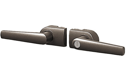 錠前（打掛け錠）　三協アルミ　門まわり　モダン　おしゃれ　エクステリア　愛知・名古屋の外構専門店パートナーホームのエクステリア　製品一覧　鋳物門扉　美流（びりゅう）　打掛け錠 外側からはレバーを押し下げて、内側からはかんぬきを上方向に回転させて扉を開きます。|パートナーホーム