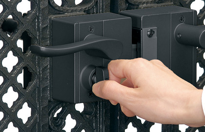 着脱式ツマミサムターン 家側は状況により使い分けができる仕様で、工場出荷時は、ツマミ式となっていますが、現地でツマミ部を取りはずし、簡易錠〈コイン式〉としても使用できます。また、施解錠の状態が確認しやすい開閉マークを採用しています。 三協アルミ　門まわり　モダン　おしゃれ　エクステリア　愛知・名古屋の外構専門店パートナーホームのエクステリア　製品一覧　鋳物門扉　ロヴァンティ　アリッサム|パートナーホーム