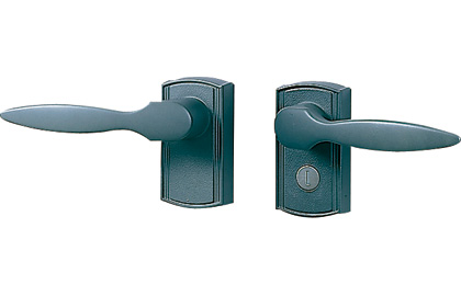 打掛け錠 外側からはレバーを押し下げて、内側からはかんぬきを上方向に回転させて扉を開きます。 三協アルミ　門まわり　モダン　おしゃれ　エクステリア　愛知・名古屋の外構専門店パートナーホームのエクステリア　製品一覧　鋳物門扉　アリッサム　|パートナーホーム