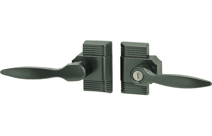 打掛け錠 外側からはレバーを押し下げて、内側からはかんぬきを上方向に回転させて扉を開きます。　三協アルミ　門まわり　モダン　おしゃれ　エクステリア　愛知・名古屋の外構専門店パートナーホームのエクステリア　製品一覧　鋳物門扉　ラビロス　|パートナーホーム