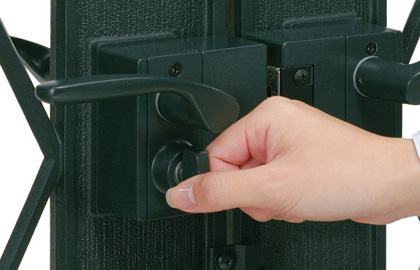 着脱式ツマミサムターン 家側は状況により使い分けができる仕様で、工場出荷時は、ツマミ式となっていますが、現地でツマミ部を取りはずし、簡易錠〈コイン式〉としても使用できます。また、施解錠の状態が確認しやすい開閉マークを採用しています。 三協アルミ　門まわり　モダン　おしゃれ　エクステリア　愛知・名古屋の外構専門店パートナーホームのエクステリア　製品一覧　鋳物門扉　ラビロス　ジョイラル|パートナーホーム