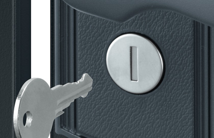 外：シリンダー錠 外側はシリンダー錠で施解錠が可能です。　三協アルミ　門まわり　モダン　おしゃれ　エクステリア　愛知・名古屋の外構専門店パートナーホームのエクステリア　製品一覧　鋳物門扉　アリッサム　|パートナーホーム