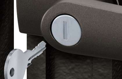 外：シリンダー錠 外側はシリンダー錠で施解錠が可能です。　錠前（打掛け錠）　三協アルミ　門まわり　モダン　おしゃれ　エクステリア　愛知・名古屋の外構専門店パートナーホームのエクステリア　製品一覧　鋳物門扉　美流（びりゅう）|パートナーホーム