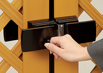 着脱式ツマミサムターン仕様 家側は状況により使い分けができる仕様で、工場出荷時は、ツマミ式となっていますが、現地でツマミ部を取りはずし、簡易錠〈コイン式〉としても使用できます。また、施解錠の状態が確認しやすい開閉マークを採用しています。 三協アルミ　門まわり　モダン　おしゃれ　エクステリア　愛知・名古屋の外構専門店パートナーホームのエクステリア　製品一覧　鋳物門扉　木粉入り樹脂門扉　プラウディ|パートナーホーム