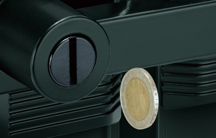 内：コインサムターン 内側のコインサムターンはコインやキーの先端などで施解錠が可能です。　三協アルミ　門まわり　モダン　おしゃれ　エクステリア　愛知・名古屋の外構専門店パートナーホームのエクステリア　製品一覧　鋳物門扉　ラビロス　|パートナーホーム