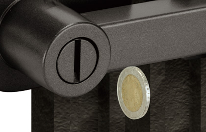 内：コインサムターン 内側のコインサムターンはコインやキーの先端などで施解錠が可能です。　錠前（打掛け錠）　三協アルミ　門まわり　モダン　おしゃれ　エクステリア　愛知・名古屋の外構専門店パートナーホームのエクステリア　製品一覧　鋳物門扉　美流（びりゅう）|パートナーホーム