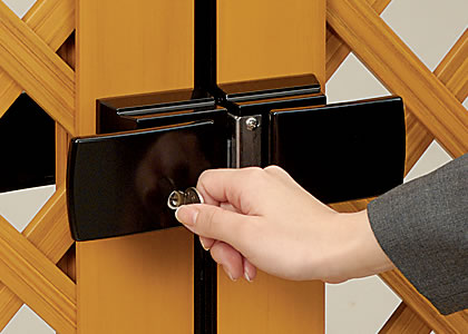 内外ディンプル錠仕様 防犯性を重視される方は、内外ディンプル錠仕様のタッチ錠をおすすめします。 ● 打掛け錠には、内外ディンプル錠仕様の設定はありません。 三協アルミ　門まわり　モダン　おしゃれ　エクステリア　愛知・名古屋の外構専門店パートナーホームのエクステリア　製品一覧　鋳物門扉　木粉入り樹脂門扉　プラウディ|パートナーホーム