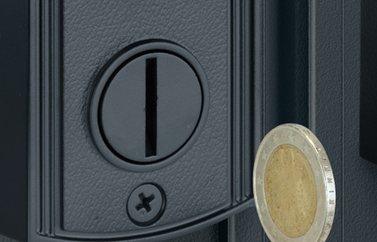 内：コインサムターン 内側のコインサムターンはコインやキーの先端などで施解錠が可能です。　三協アルミ　門まわり　モダン　おしゃれ　エクステリア　愛知・名古屋の外構専門店パートナーホームのエクステリア　製品一覧　鋳物門扉　アリッサム　|パートナーホーム