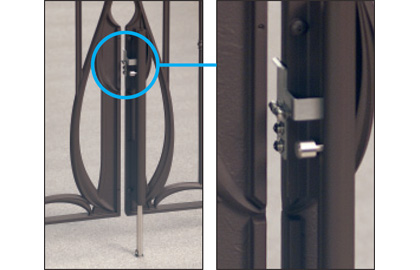 落し棒ストッパー（受け側扉用） 【オプション】 両開きの場合、門扉外部からの落し棒操作を抑制する、落し棒ストッパーを用意しています。 ※落し棒ストッパーには左右勝手があります。　三協アルミ　門まわり　モダン　おしゃれ　エクステリア　愛知・名古屋の外構専門店パートナーホームのエクステリア　製品一覧　鋳物門扉　ラビロス　|パートナーホーム