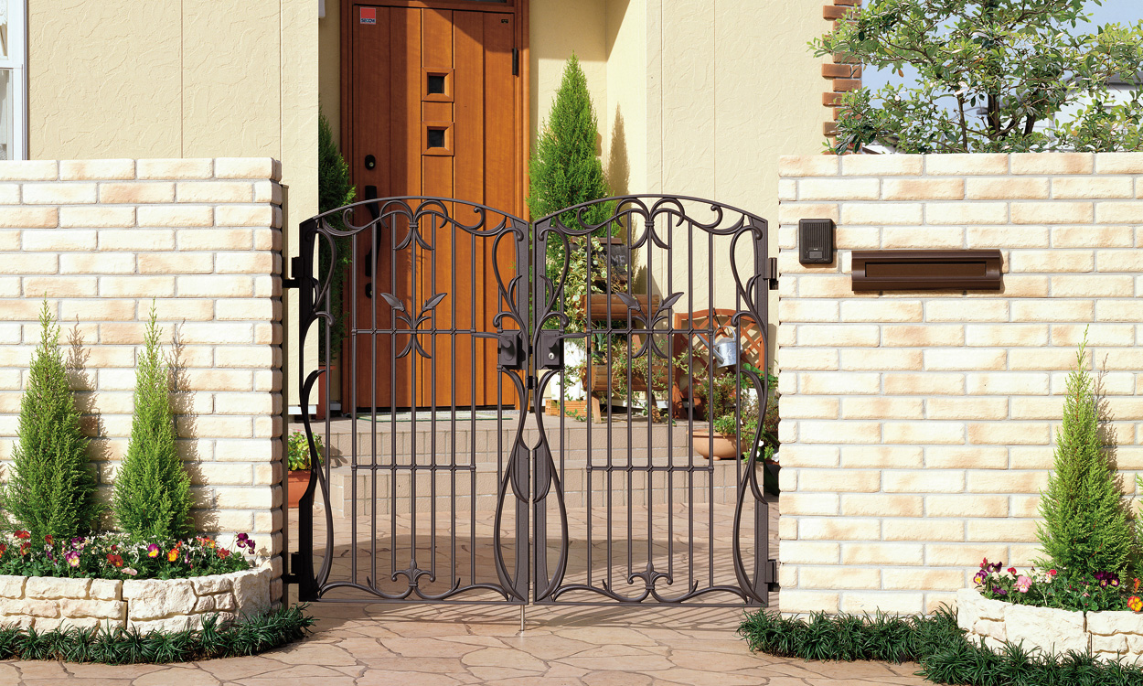 1型 アートブラウン／レバーハンドル錠（LHZｰ01）／0712　三協アルミ　門まわり　モダン　おしゃれ　エクステリア　愛知・名古屋の外構専門店パートナーホームのエクステリア　製品一覧　鋳物門扉　フェアル|パートナーホーム