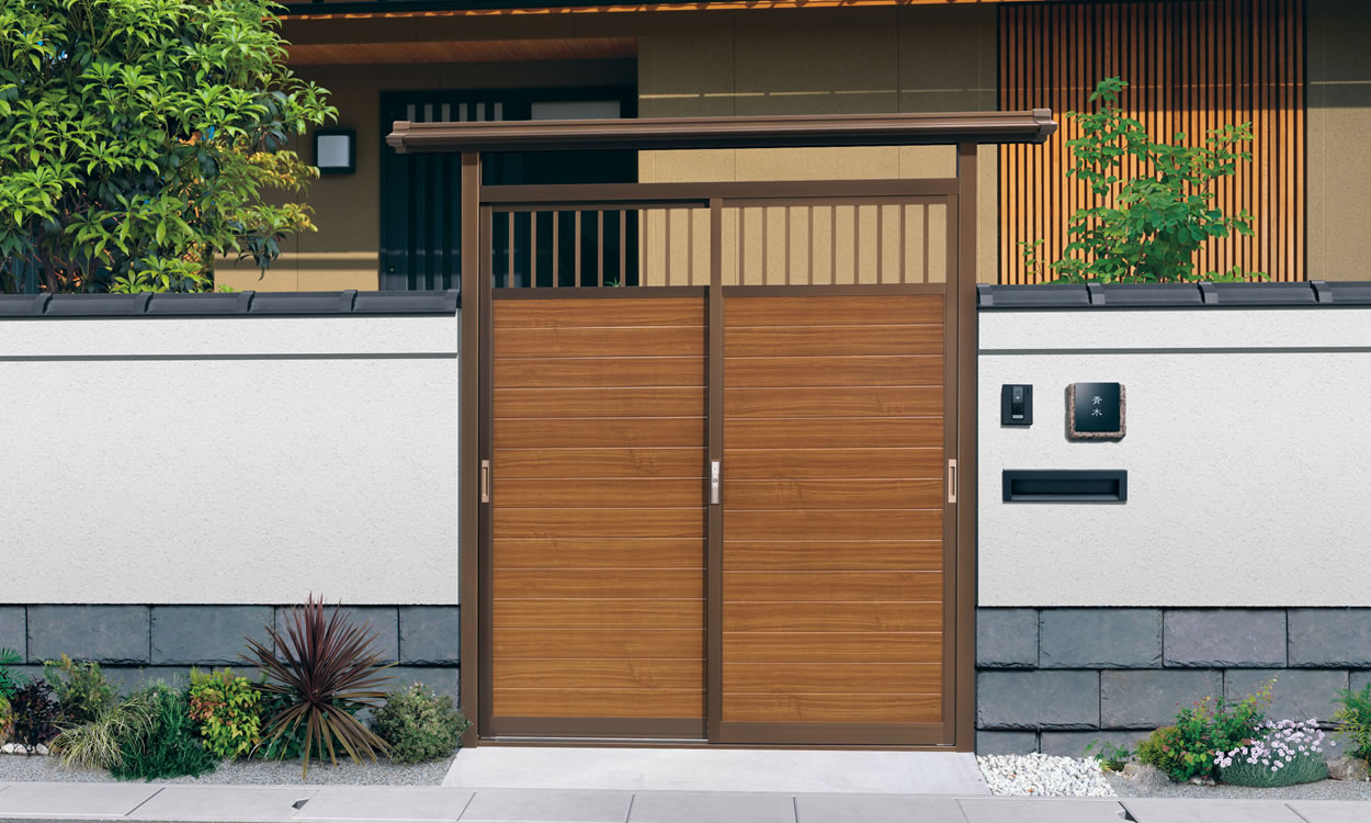 屋根付きタイプ ブロンズ／本体／屋根／障子：横板戸　三協アルミ　門まわり　モダン　おしゃれ　エクステリア　愛知・名古屋の外構専門店パートナーホームのエクステリア　製品一覧　鋳物門扉　アルミ門戸　福野|パートナーホーム