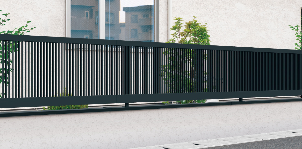 1N型 ブラック／2008／フェンス併用ブロック笠木　三協アルミ　門・フェンスまわり　フェンス・スクリーン　目隠し　モダン　おしゃれ　エクステリア　愛知・名古屋の外構専門店パートナーホームのエクステリア　製品一覧　フェンス モンブレム|パートナーホーム