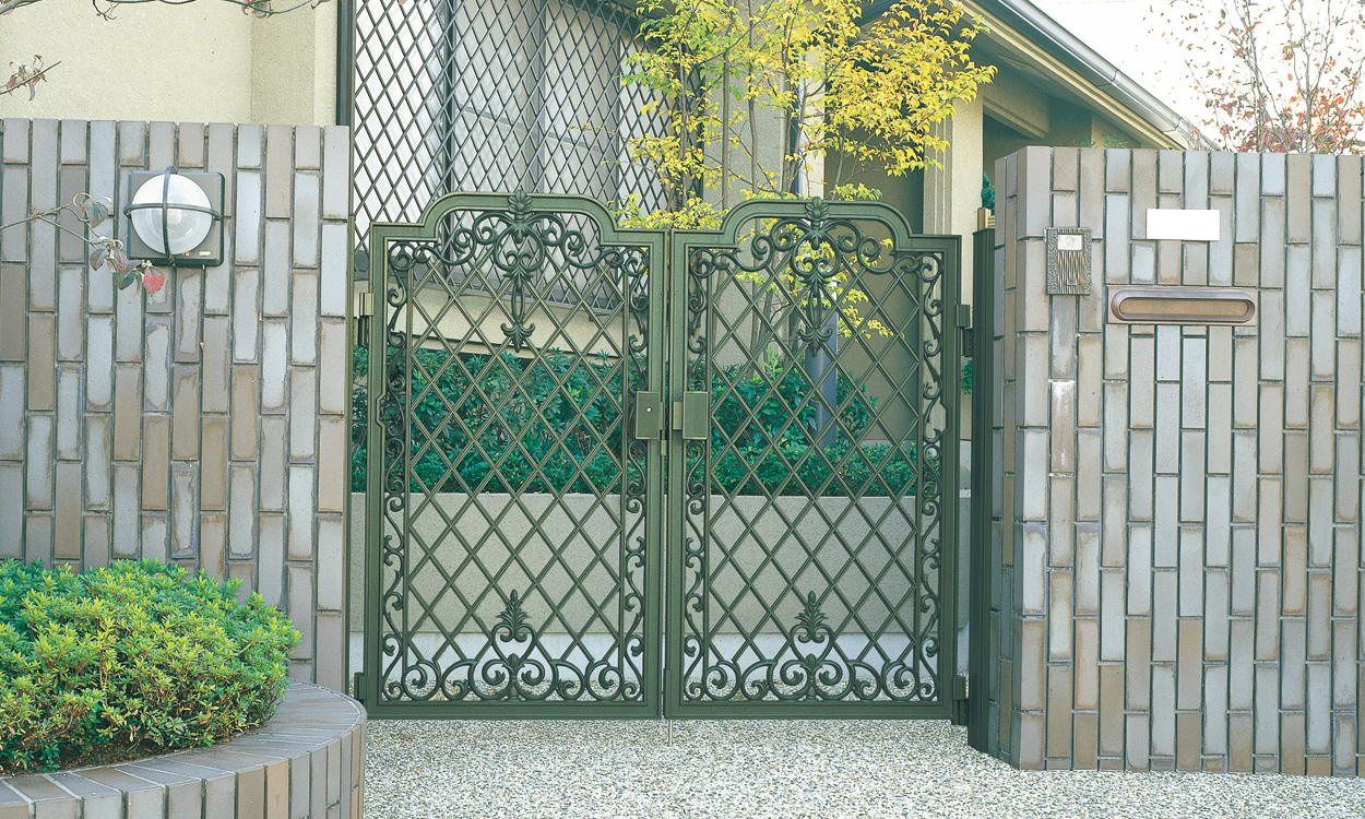 1型 ヨーロピアングリーン／タッチ錠／0814　三協アルミ　門まわり　モダン　おしゃれ　エクステリア　愛知・名古屋の外構専門店パートナーホームのエクステリア　製品一覧　鋳物門扉　ラビロス　|パートナーホーム