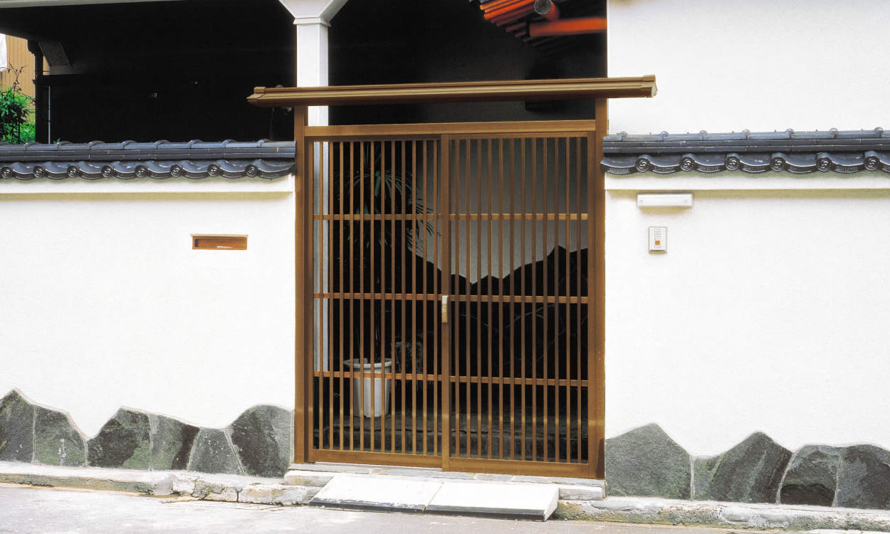 屋根付きタイプ ブロンズ／本体／屋根／障子：柳格子　三協アルミ　門まわり　モダン　おしゃれ　エクステリア　愛知・名古屋の外構専門店パートナーホームのエクステリア　製品一覧　鋳物門扉　アルミ門戸　福野|パートナーホーム