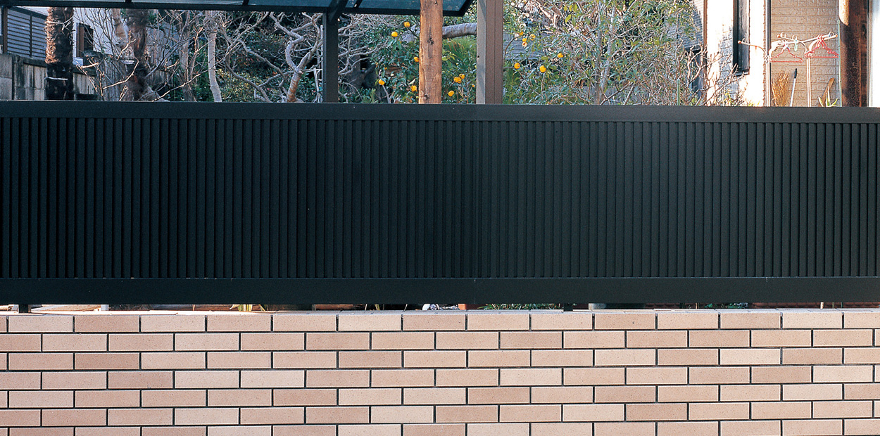 2N型 ブラック／2008　三協アルミ　門・フェンスまわり　フェンス・スクリーン　目隠し　モダン　おしゃれ　エクステリア　愛知・名古屋の外構専門店パートナーホームのエクステリア　製品一覧　フェンス モンブレム|パートナーホーム
