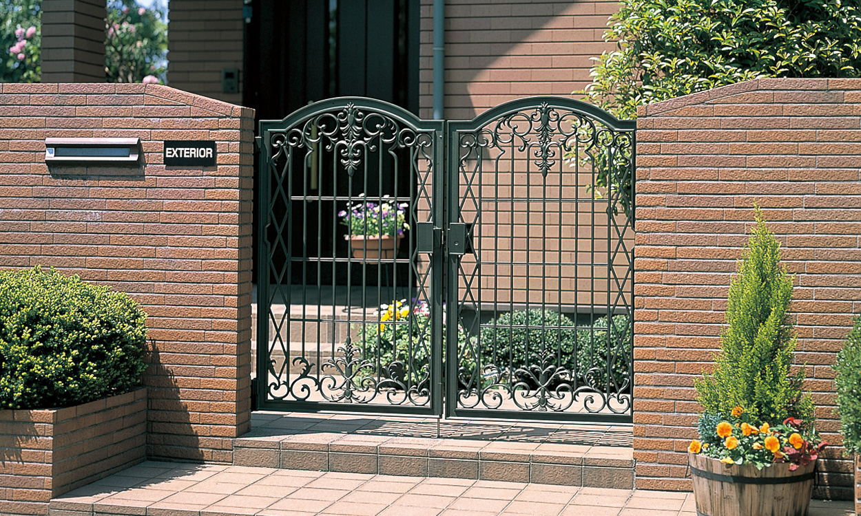 2型 ダークオリーブ／タッチ錠／0812　三協アルミ　門まわり　モダン　おしゃれ　エクステリア　愛知・名古屋の外構専門店パートナーホームのエクステリア　製品一覧　鋳物門扉　ラビロス　|パートナーホーム