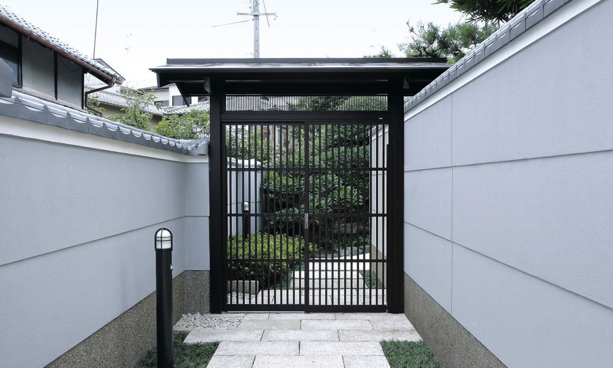 基本タイプ ダークブロンズ／本体／障子：柳格子／ランマ：おさ　三協アルミ　門まわり　モダン　おしゃれ　エクステリア　愛知・名古屋の外構専門店パートナーホームのエクステリア　製品一覧　鋳物門扉　アルミ門戸　志貴野|パートナーホーム