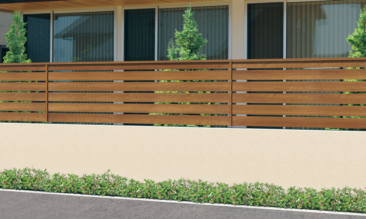 3型 YCC（クラフトチェリー・ダークブロンズ）／2006／片面意匠　三協アルミ　門・フェンスまわり　フェンス・スクリーン　モダン　おしゃれ　エクステリア　愛知・名古屋の外構専門店パートナーホームのエクステリア　製品一覧　形材フェンス　フィオーレ|パートナーホーム