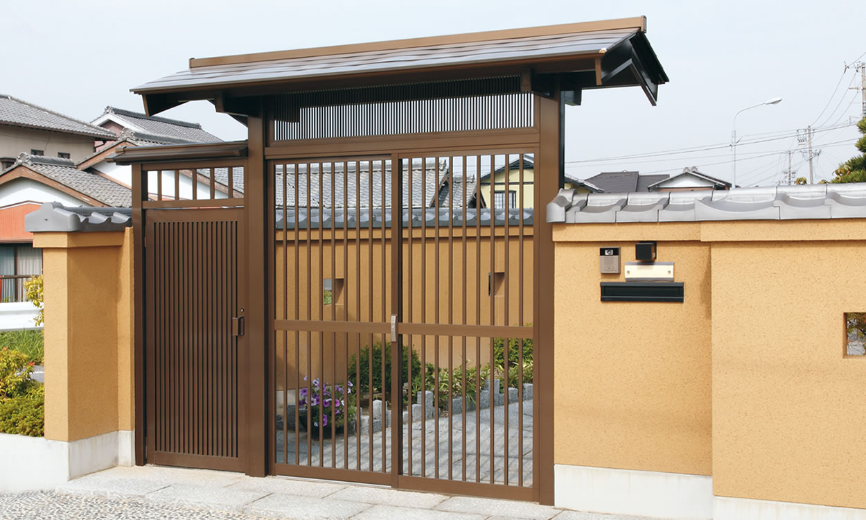 片袖タイプ ブロンズ／本体／障子：たて格子／ランマ：おさ／袖ドアセット：目隠し（L）　三協アルミ　門まわり　モダン　おしゃれ　エクステリア　愛知・名古屋の外構専門店パートナーホームのエクステリア　製品一覧　鋳物門扉　アルミ門戸　志貴野|パートナーホーム