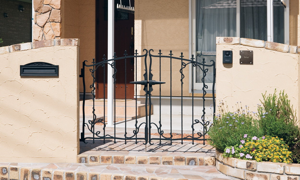 5型 アートブラック／打掛け錠／0710　三協アルミ　門まわり　モダン　おしゃれ　エクステリア　愛知・名古屋の外構専門店パートナーホームのエクステリア　製品一覧　鋳物門扉　プロヴァンス|パートナーホーム