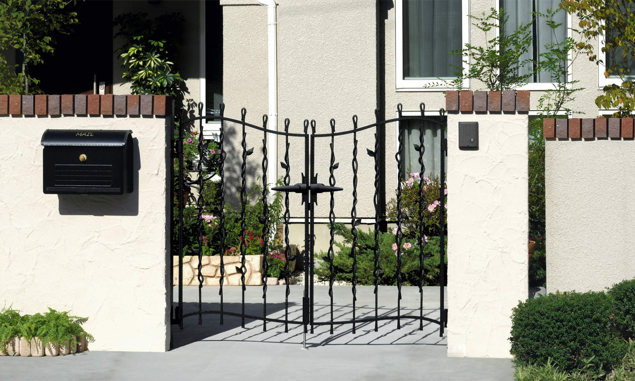 6型 アートブラック／打掛け錠／0712　三協アルミ　門まわり　モダン　おしゃれ　エクステリア　愛知・名古屋の外構専門店パートナーホームのエクステリア　製品一覧　鋳物門扉　プロヴァンス|パートナーホーム