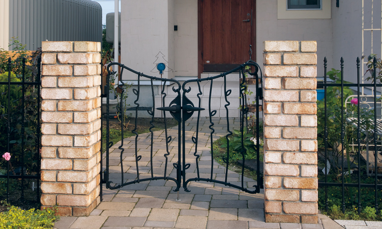 7型 アートブラック／打掛け錠／0610　三協アルミ　門まわり　モダン　おしゃれ　エクステリア　愛知・名古屋の外構専門店パートナーホームのエクステリア　製品一覧　鋳物門扉　プロヴァンス|パートナーホーム