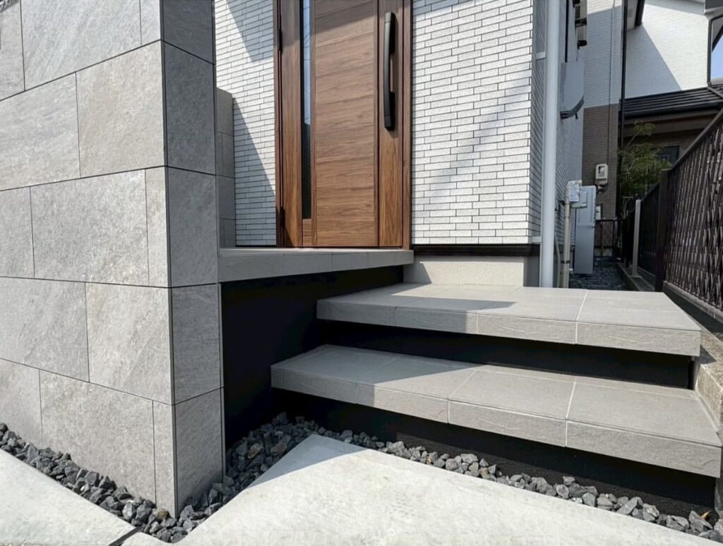 シンプルモダンな玄関アプローチ🪞シンプルモダン　外構工事　エクステリア　新築外構|パートナーホーム