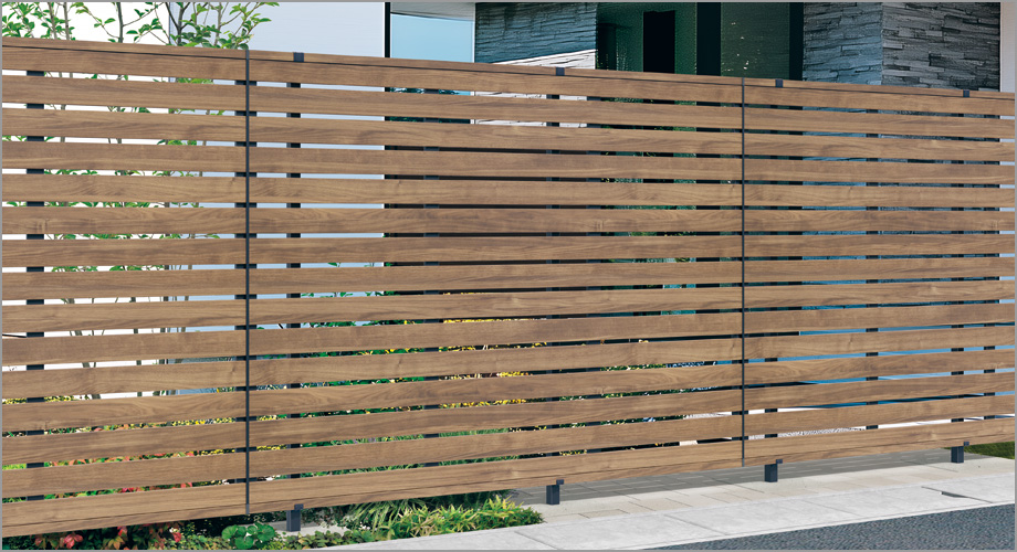 上下桟が木調色となっています。　プレミアムタイプ 　三協アルミ　門・フェンスまわり　フェンス・スクリーン　目隠し　モダン　おしゃれ　エクステリア　愛知・名古屋の外構専門店パートナーホームのエクステリア　製品一覧　形材フェンス　シャトレナⅡ　ハイタイプ|パートナーホーム
