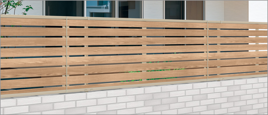 スタンダードタイプ 上下桟が形材色となっています。　三協アルミ　門・フェンスまわり　フェンス・スクリーン　目隠し　モダン　おしゃれ　エクステリア　愛知・名古屋の外構専門店パートナーホームのエクステリア　製品一覧　形材フェンス　シャトレナⅡ|パートナーホーム