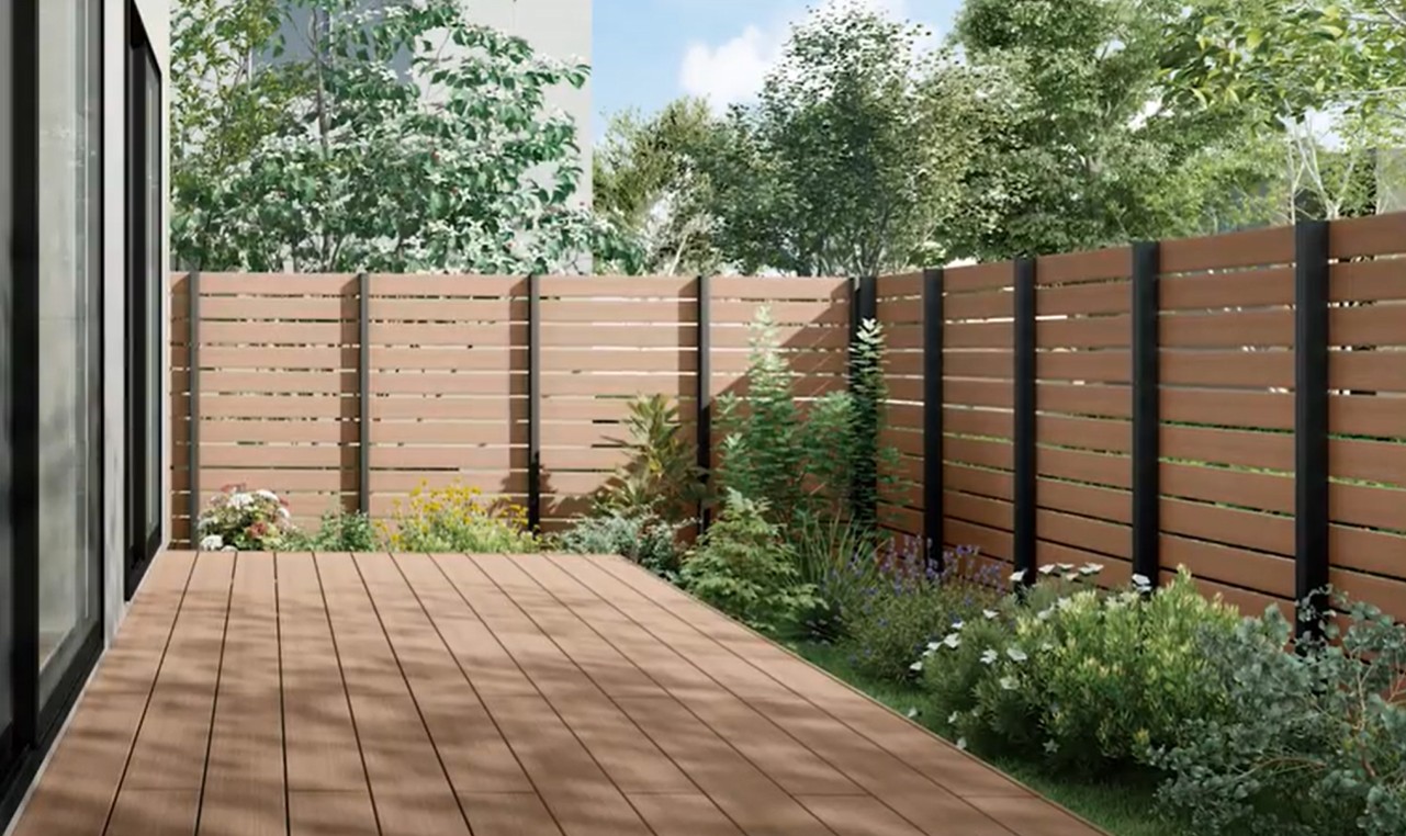 人工木材を使用したフェンスAWとのコーディネートもお勧め。多商材との組み合わせでより統一感のあるガーデン空間に仕上がります。　LIXIL　外構　モダン　 おしゃれ　エクステリア　愛知・名古屋の外構専門店パートナーホームのエクステリア　製品一覧　樹ら楽　柾目タイプ|パートナーホーム