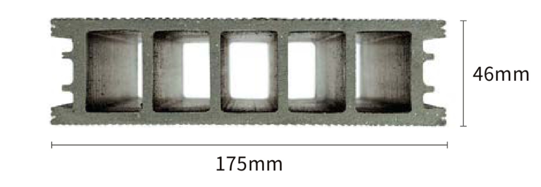光によって繊細に表情を変える、木質の微妙な陰影のニュアンス。 また100％リサイクル材の樹脂と木粉を使用し、環境にも配慮しています。 それは、デッキ表面に特許技術が施されている「樹ら楽ステージ 木彫」だからこそ実現できる美しさです。|パートナーホーム